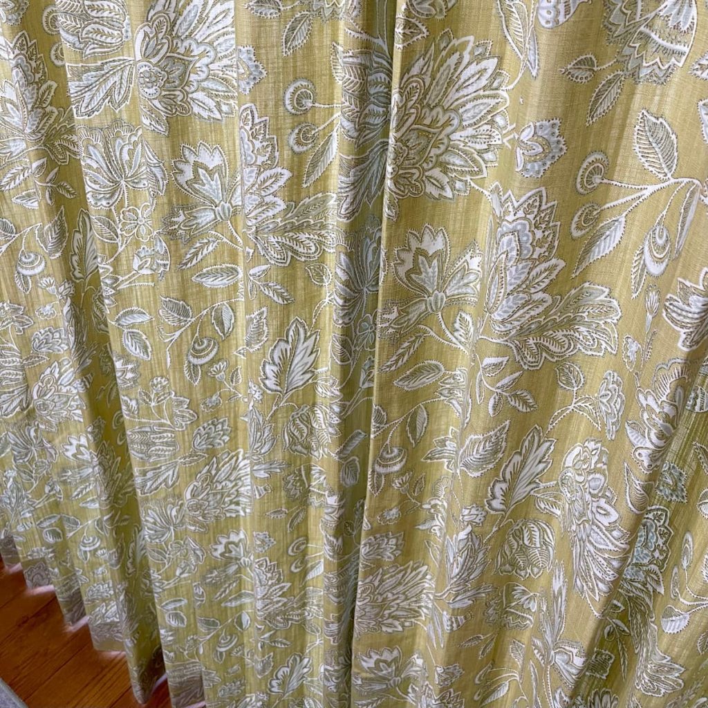 更紗柄のプリントカーテン